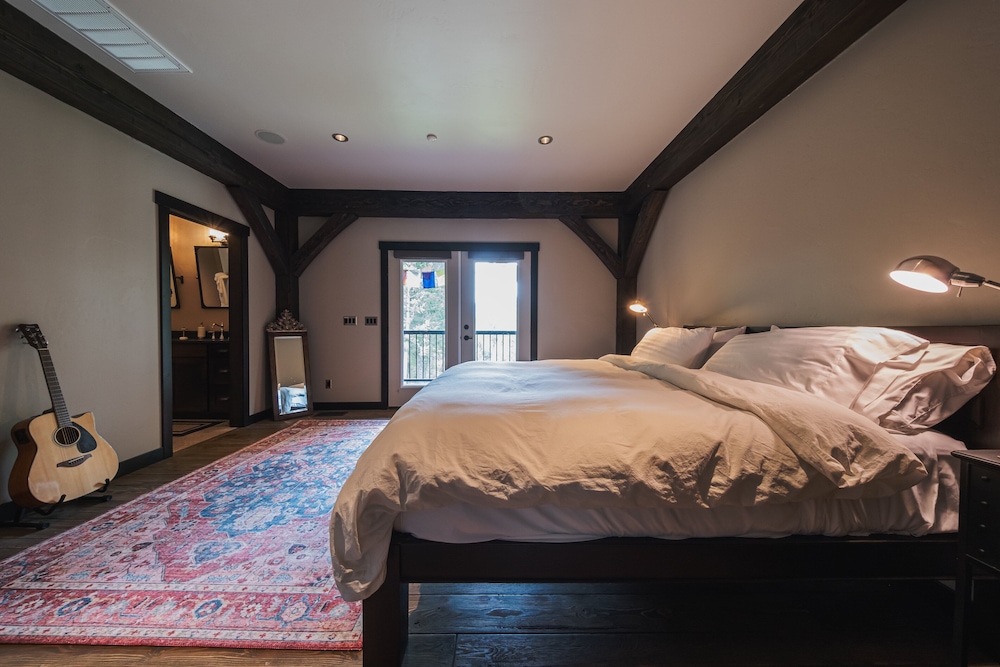 Chateau Fortine Retreat for 6! view 4