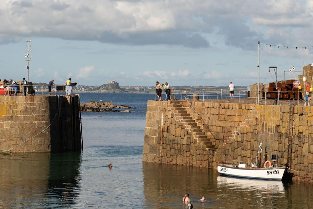 Seaview-2br-sleeps5-cottage-fastwifi-woodburner