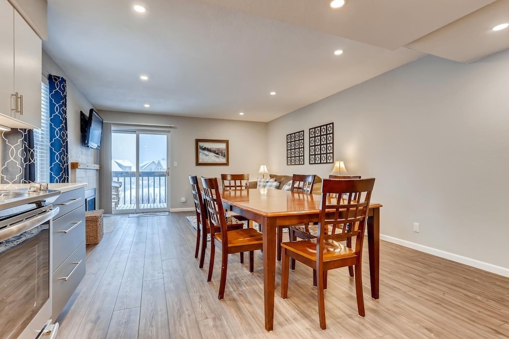 Mountainside 272h 2 Bedroom Condo by RedAwning