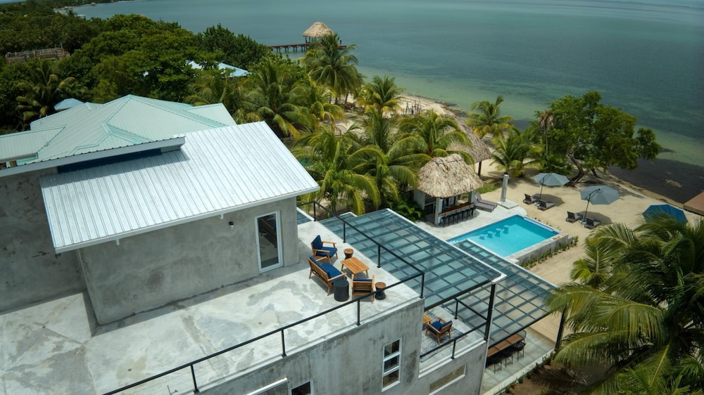 Conmigos 6 Bedroom Beachfront Villa