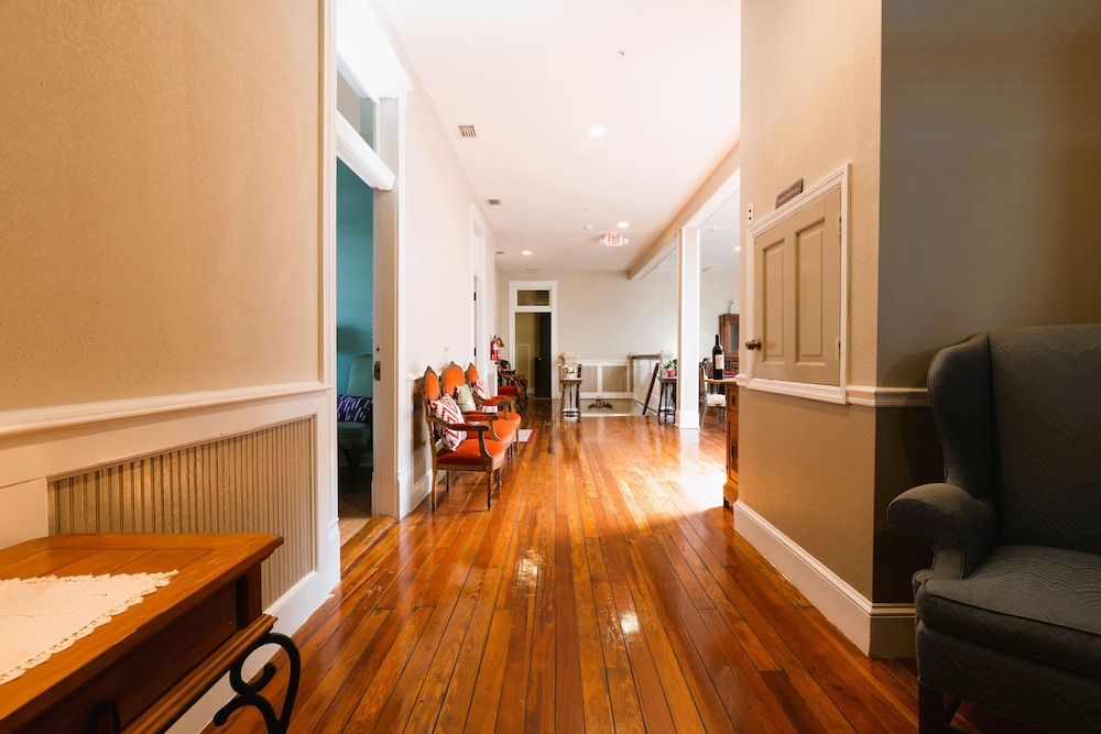 Oak Tree Hotel