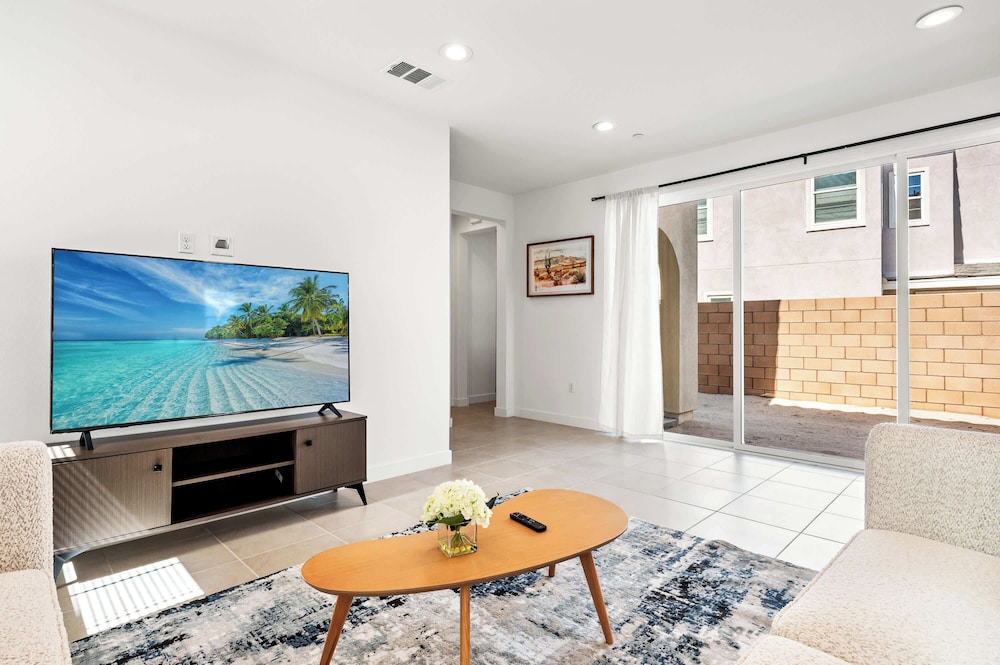 Stylish 3BR Oasis in Palm Desert Near El Paseo Zoo