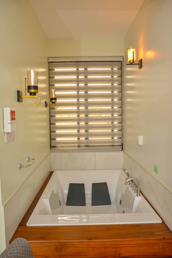 Best Western Jangwani Sea Breeze Hotel