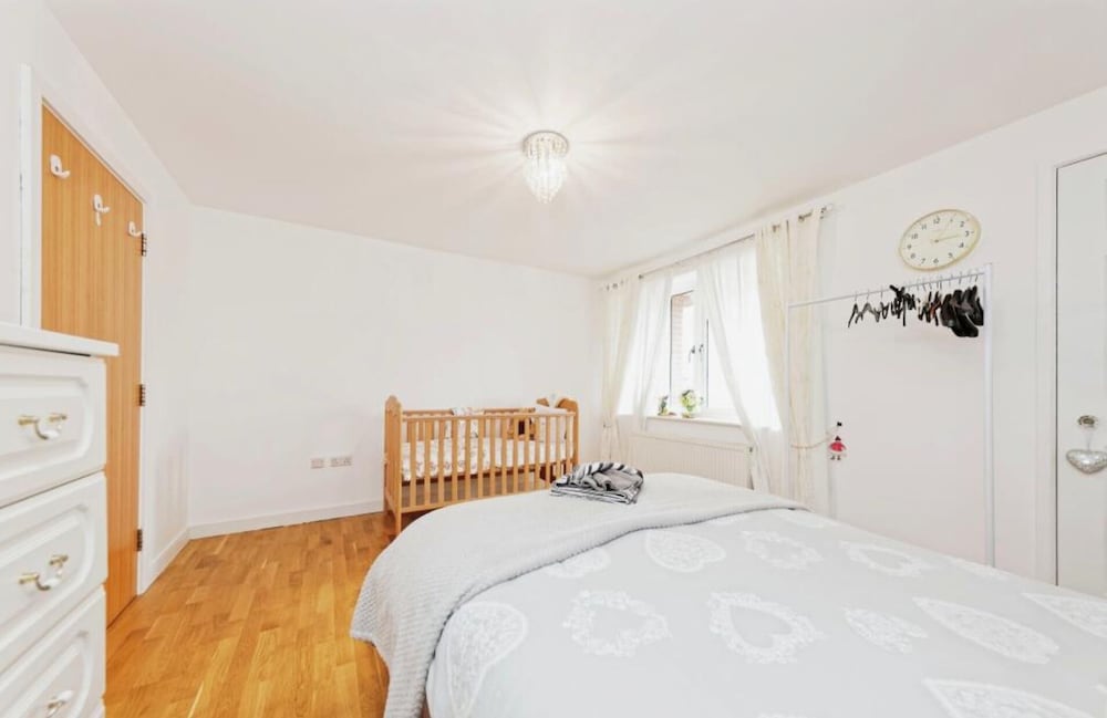 Beautiful Family Town Home With Private Parking