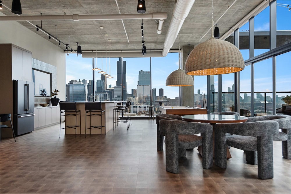 West Loop High-end 2BR Walkable City Views