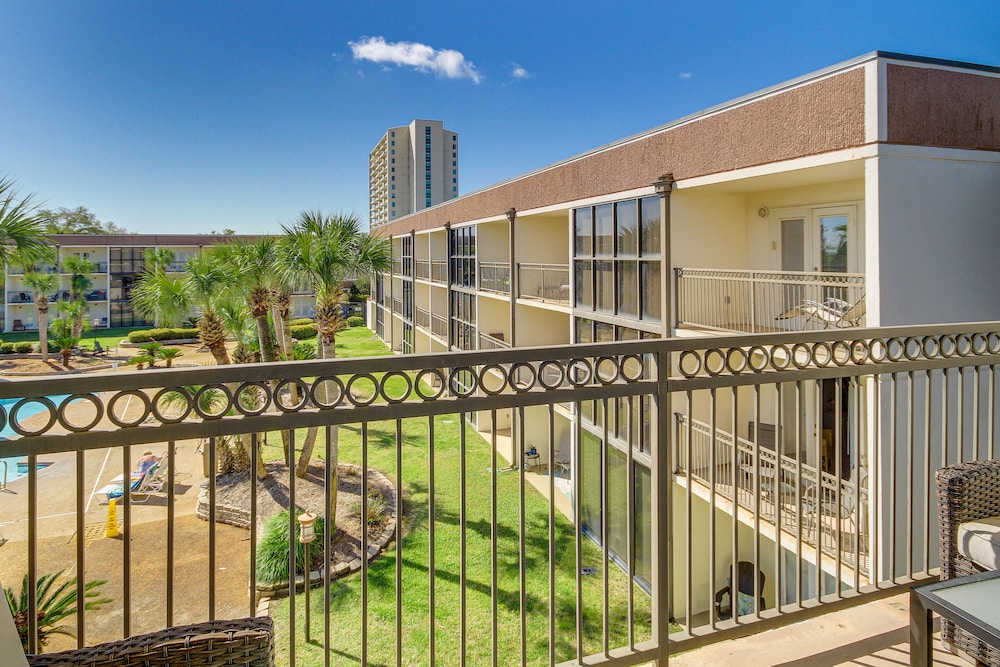 Biloxi Condo w/ Pool Access - Steps to Beach!
