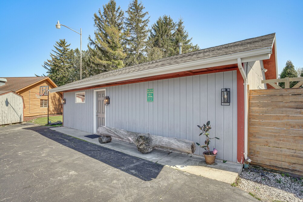 9 Mi to Shore: Home w/ Hot Tub in Howards Grove!