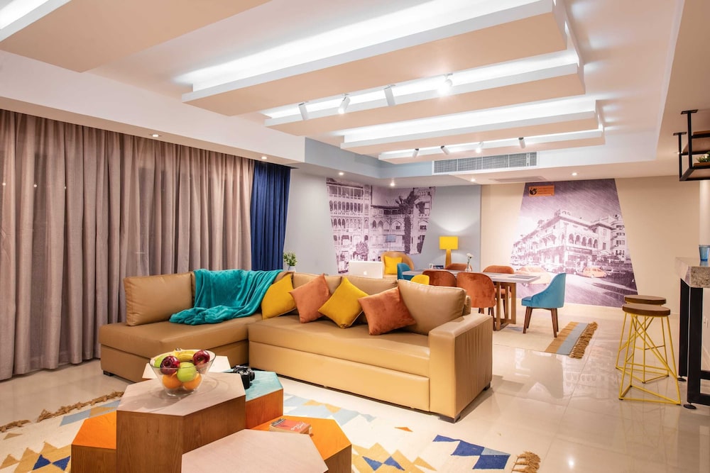 Xuru Stays I Waterfront Designer 2BR - 5 min to Airport