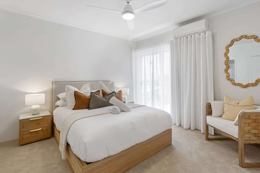 Stylish 3-bed Apartment in Coastal Redcliffe