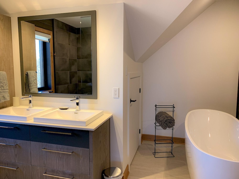 Black Bear - Luxury Mountain-top Villa With hot tub