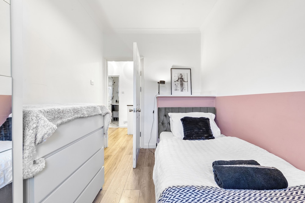 Luxe Stays - Sleeps 7 - Jacuzzi