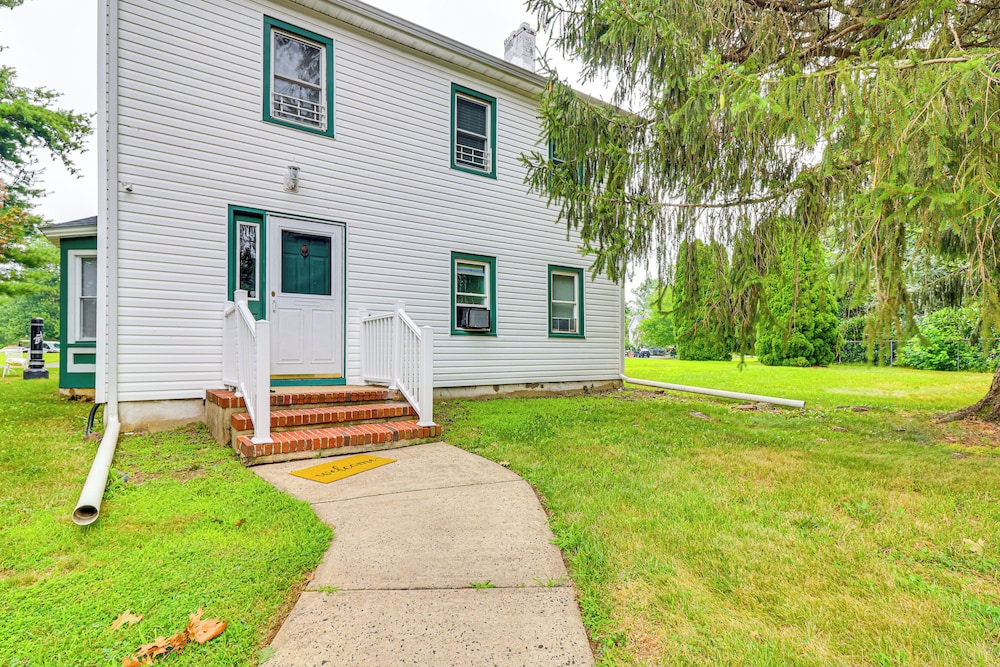 12 Mi to Rutgers: Brand New Apt w/ Home Office!