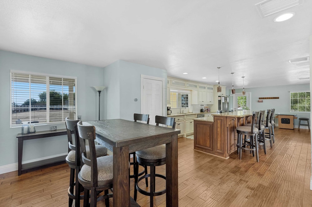 Wine Country Retreat Gorgeous Views, Minutes to Wineries