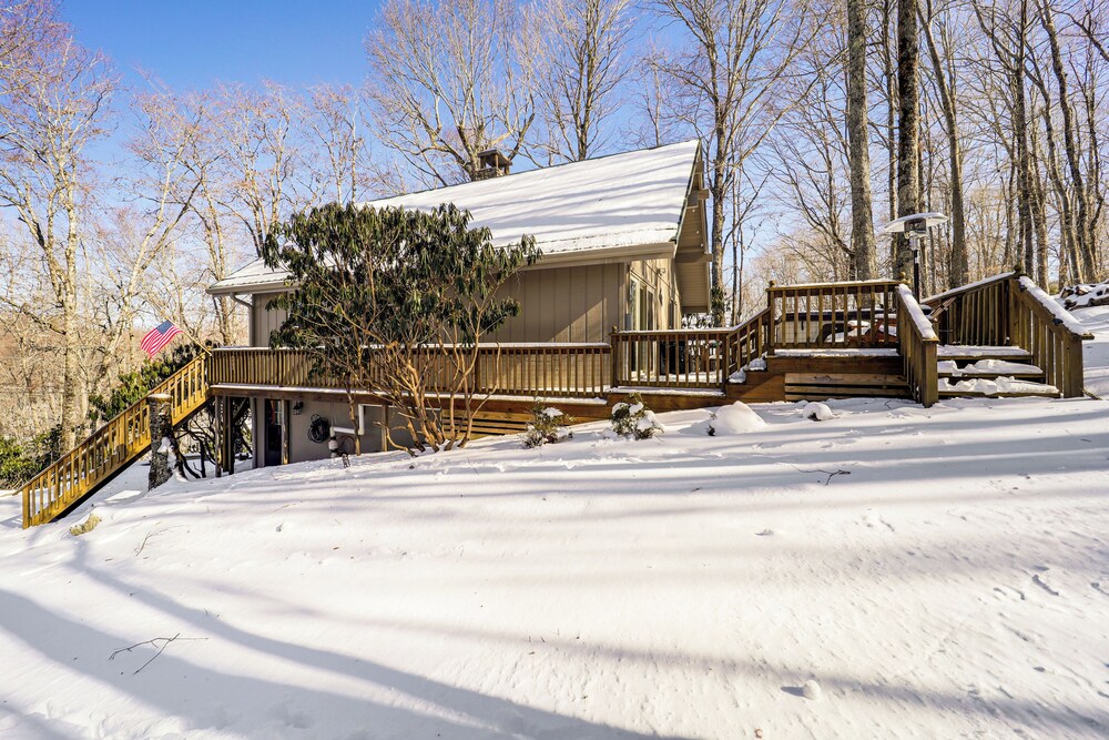 2 Mi to Skiing: Blue Ridge Mtn Cabin w/ Hot Tub!