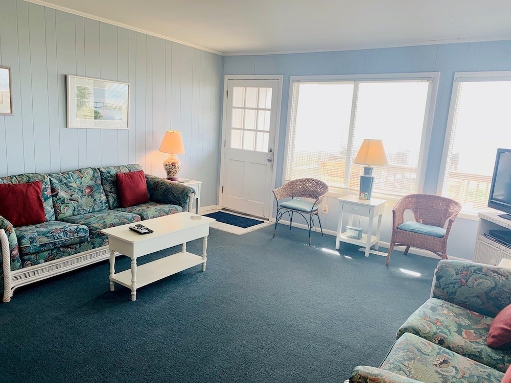 Westside- 3 Bedroom Home by RedAwning