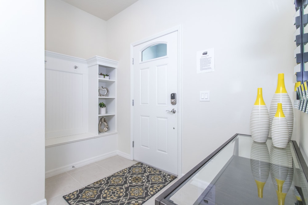 Splendid 5 Bd w/ Screened Pateo & Pool @ Windsor Westside 8921 - Image 2