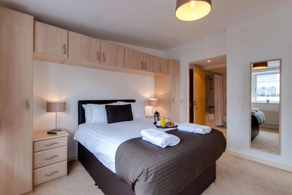 Base Serviced Apartments - The Docks view 5