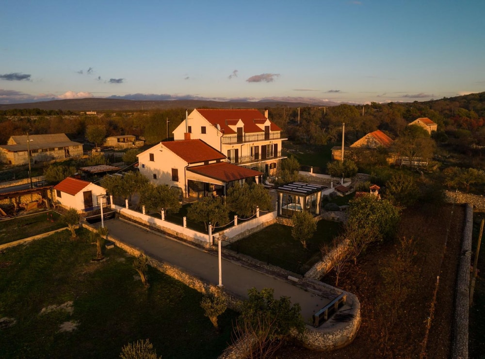 Vila Nira Radonić