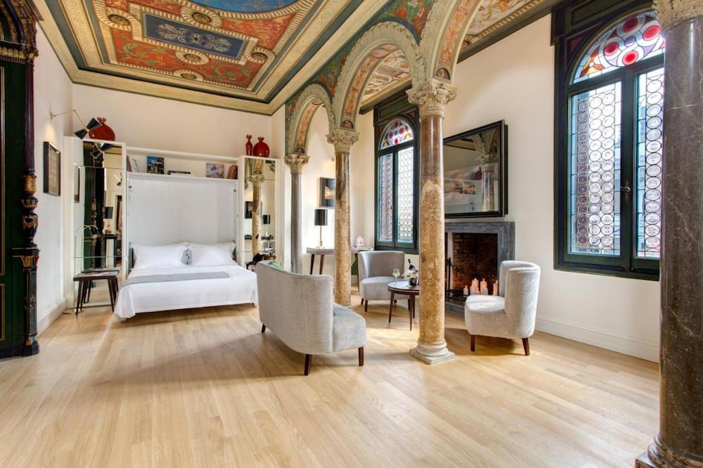 Roof Suite Rome Suitable for 6 Persons