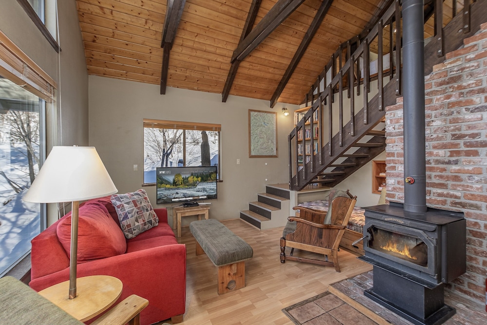 Icicle Chalet 1 Bedroom Cabin