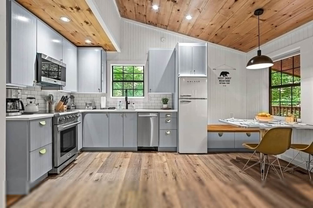 Smoky Mountains Honeymoon Cabin Dog Friendly