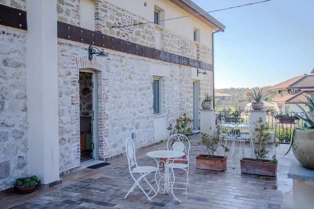 Casale nel Verde con Piscina e Vista