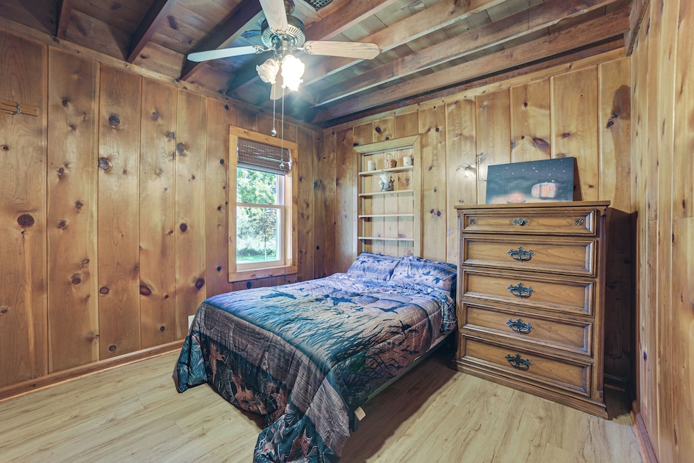 Cozy Lupton Cabin Near Trails & Lake