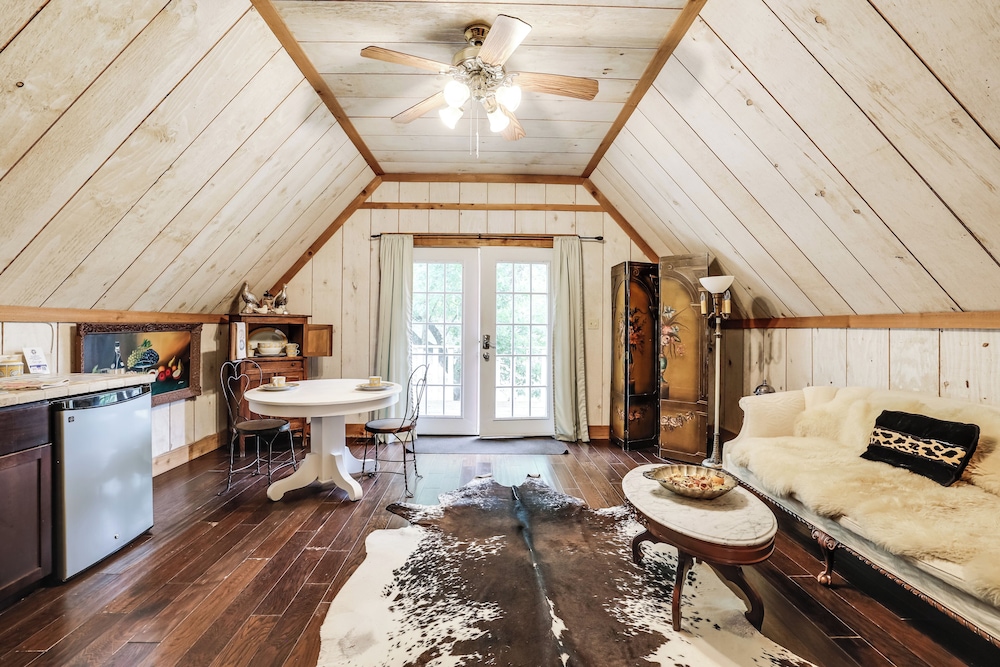 Chic 'tree House' Studio ~ 24 Mi to Bandera!