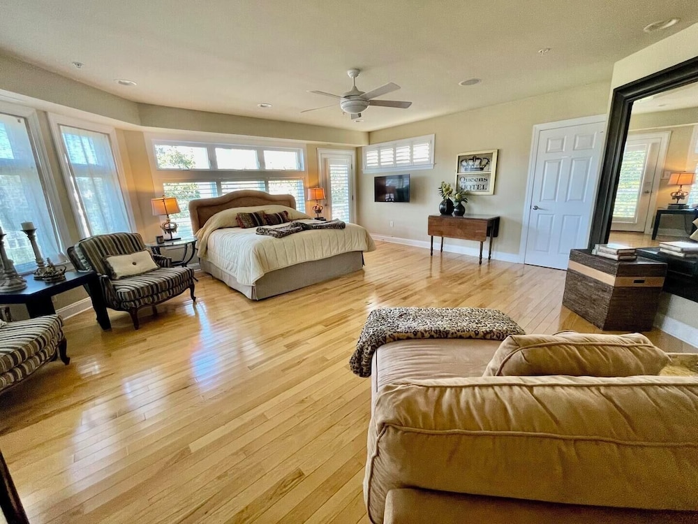 Blacstone Avenue 38285