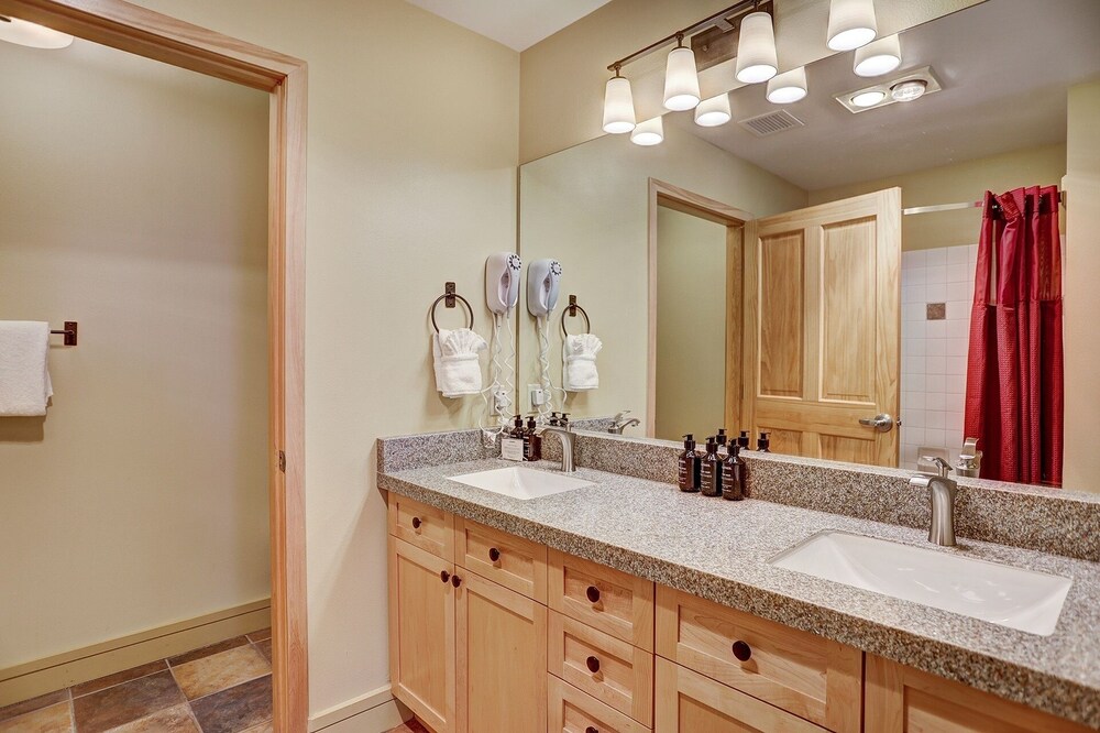 8231 Silver Mill 2 Bedroom Condo by RedAwning view 3