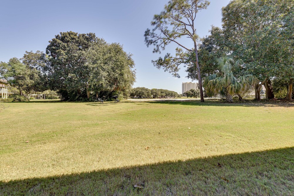Miramar Beach Condo w/ Pool Access: Walk to Beach! view 5