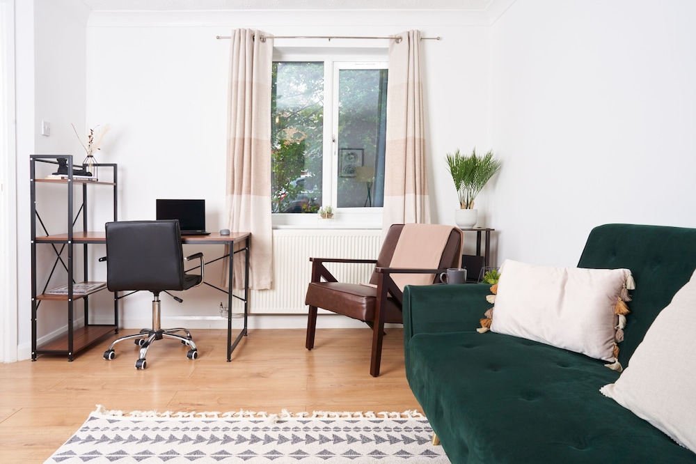 Stunning 3-bed House in Central Milton Keynes view 3