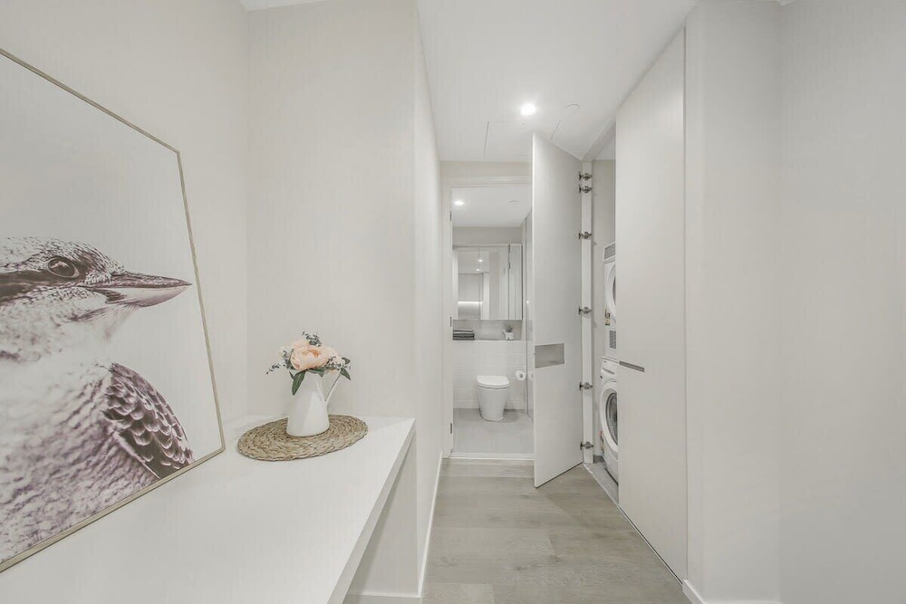 A Cozy & Chic Apt Near Crown Casino & Southgate Mall