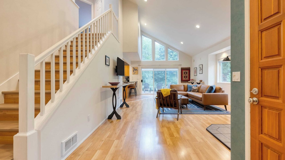 Stylish Forest Getaway on Whidbey Island Near Beaches, Wineries & Trails Cedarview Retreat by Avantstay