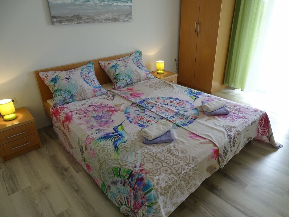 Photo 10