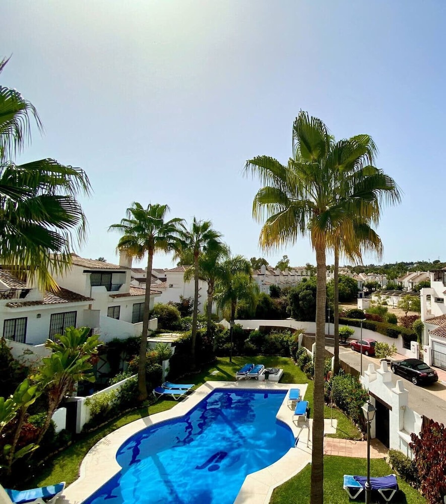 House Pauline 3 bed Poolside Private Garden M-5