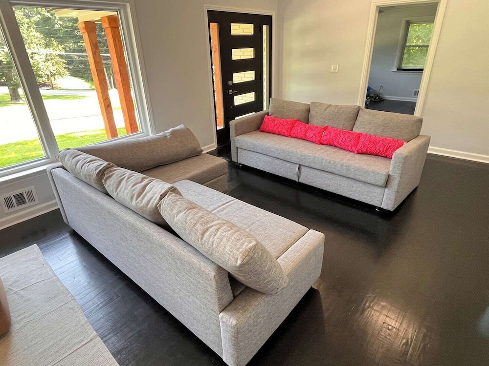 Stylish Comfort Modern Chef Kitchen 4 BR 2 Baths