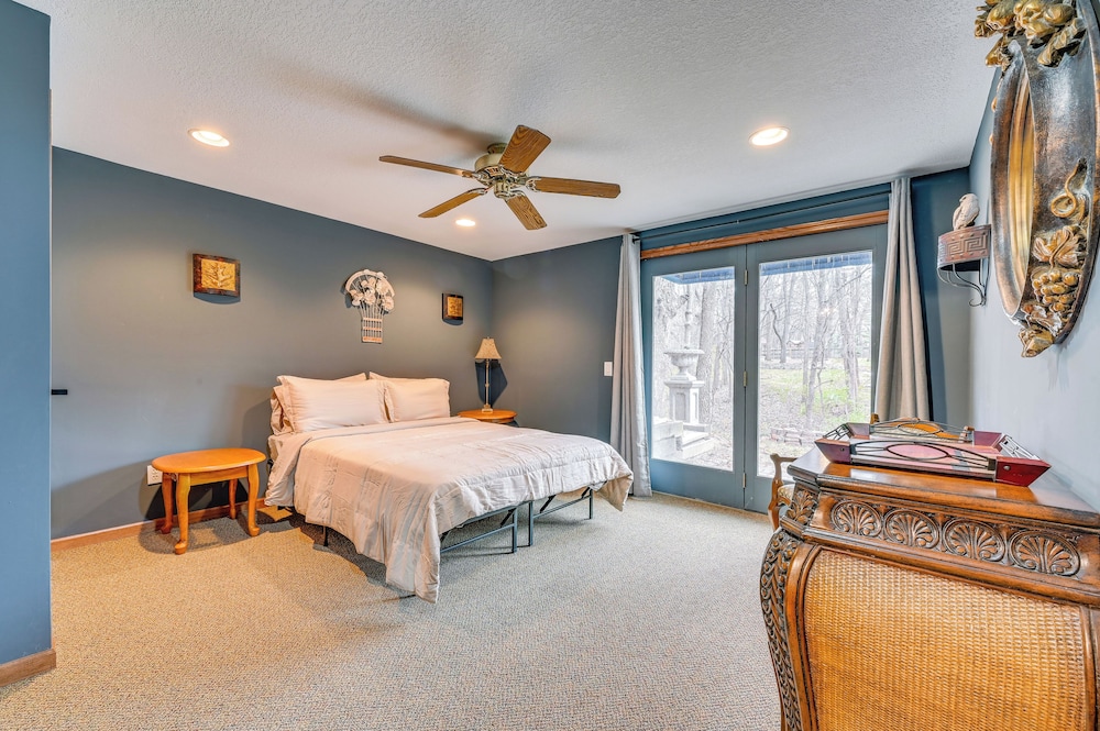 Walk to Saylorville Lake: Spacious Home w/ Deck!
