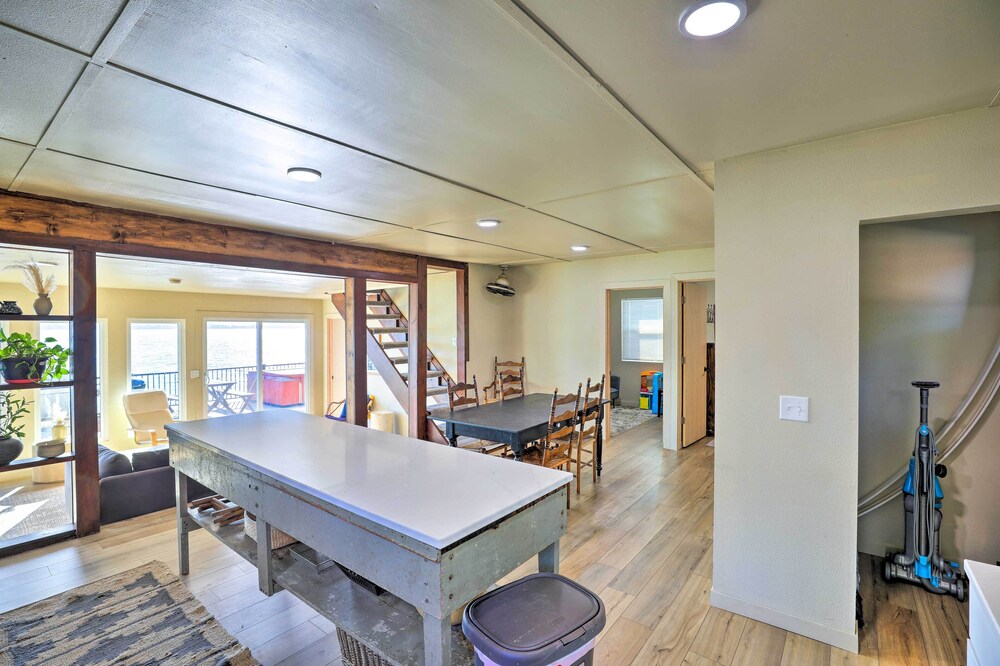 Updated Cabin With Hot Tub: Walk to Boat Ramp! - Property Image 3