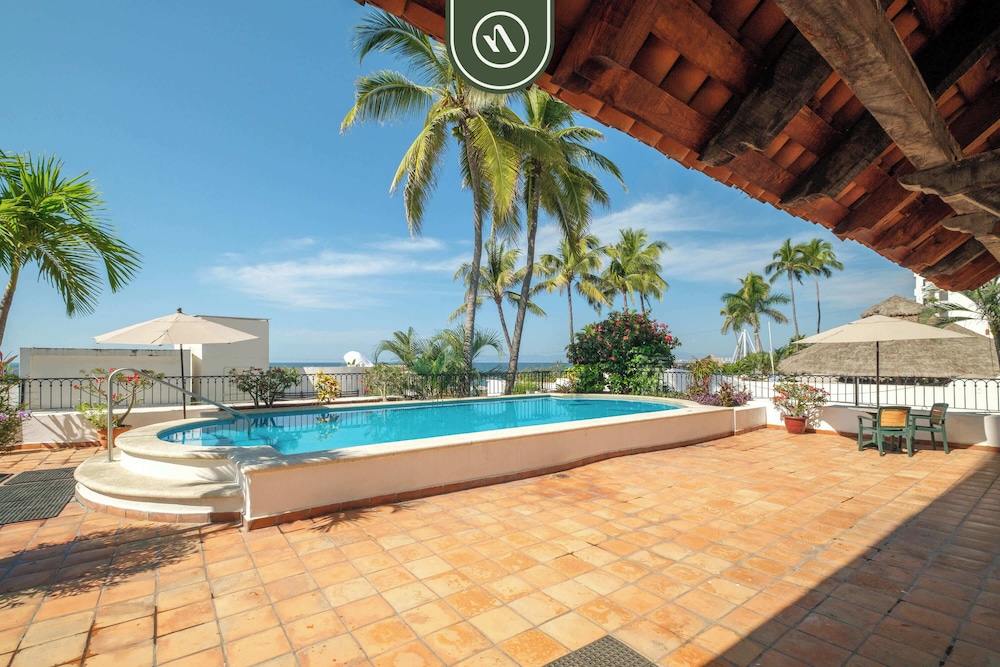 Amazing 2 BR Condo Overlooking the Pool - Romantic Zone