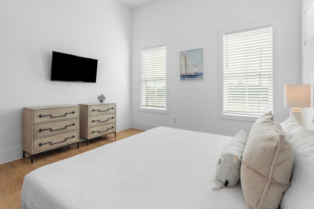 Walk to Beach + Pool, Hot Tub & Game Room 30A Ohana Grande by Avantstay