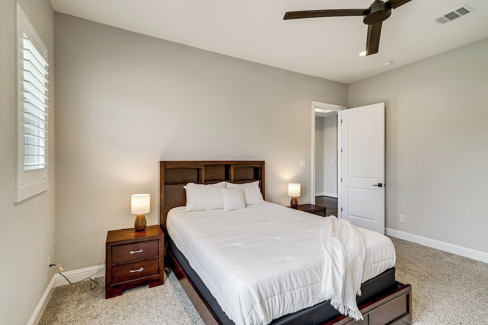 9 Mi to Downtown Houston: Spacious Group Getaway