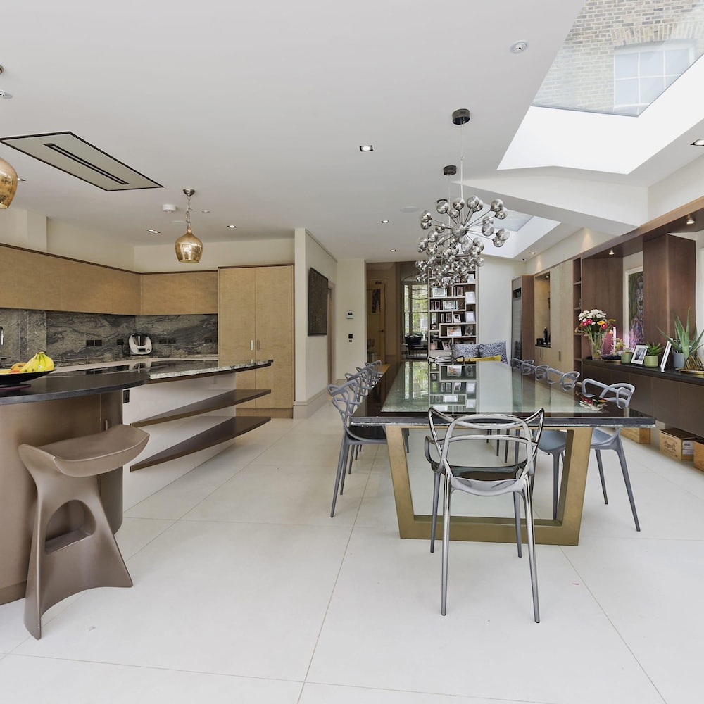 Astounding 7bed Notting Hill Family Home w Private Garden Games Room Parking
