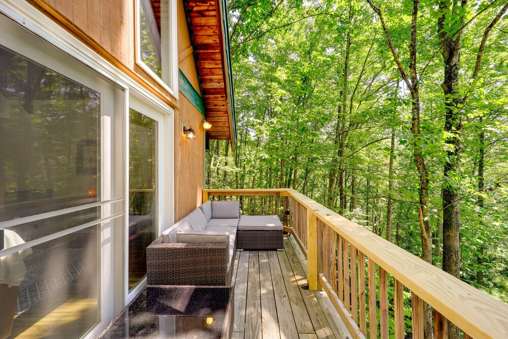 Decks & Views: Scenic Cabin in Beech Mountain!