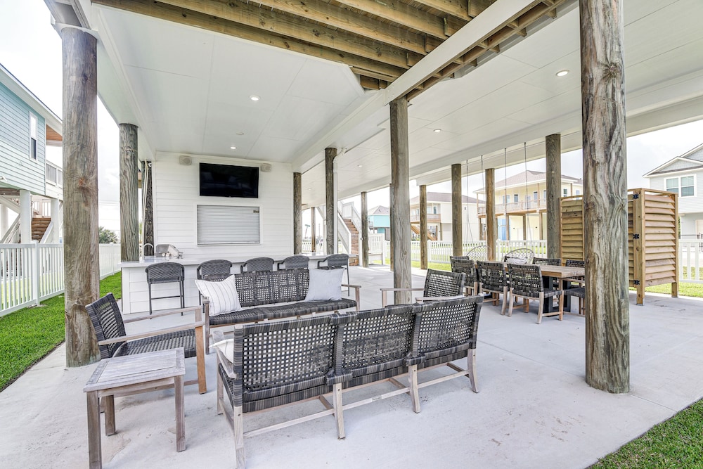 Walk to Beach: Galveston Gem w/ Pool Access