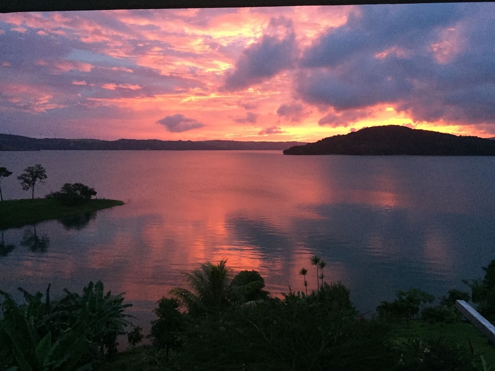 BlueBay Bugenvil Lake Lodge