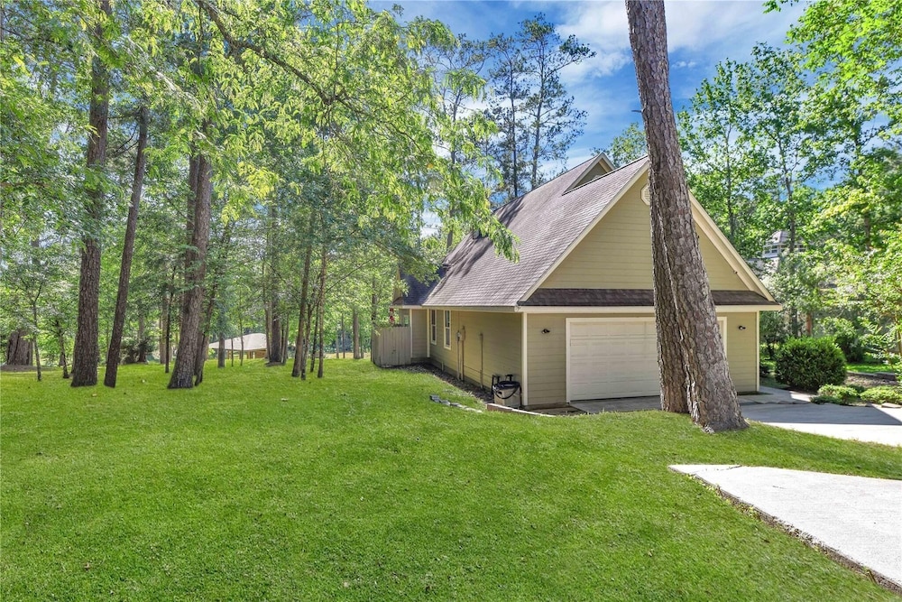 Wooded Lake Retreat 3 Bedroom Home