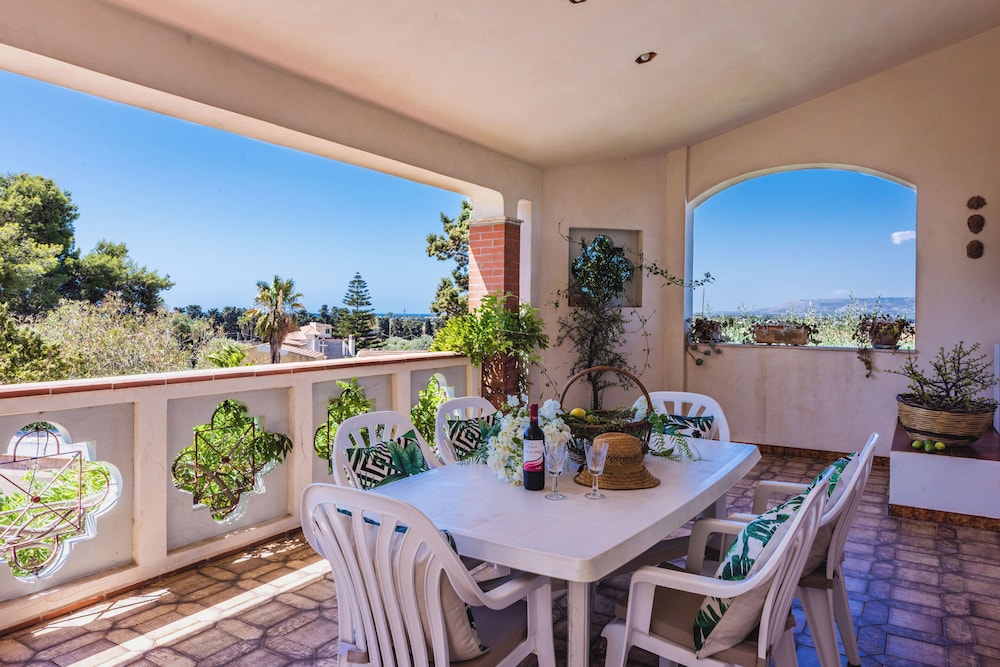 Galatea e Giardino delle Esperidi apartments with pool by Wonderful Italy