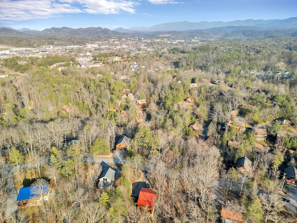 Bear Hug Hideaway 2 Bedroom Cabin