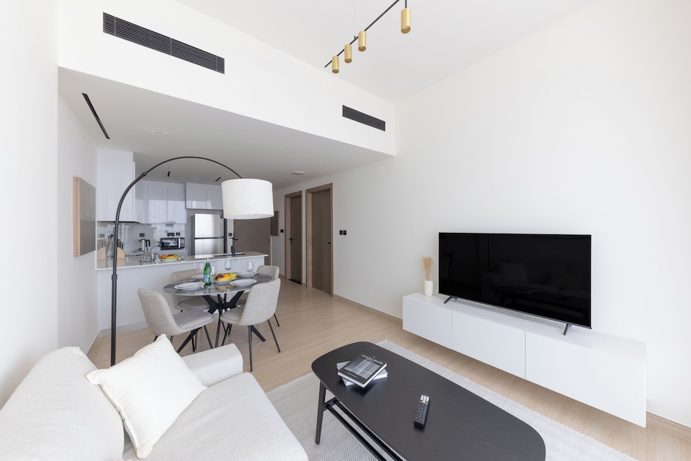 Bright 1BR in Binghatti Corner